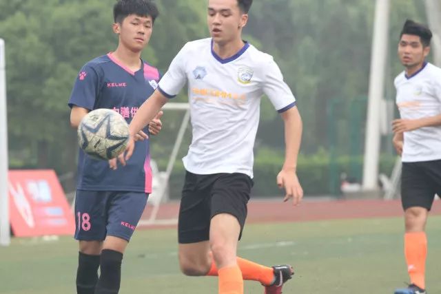 刘殿座迅速抢下马尔代夫的禁区传球